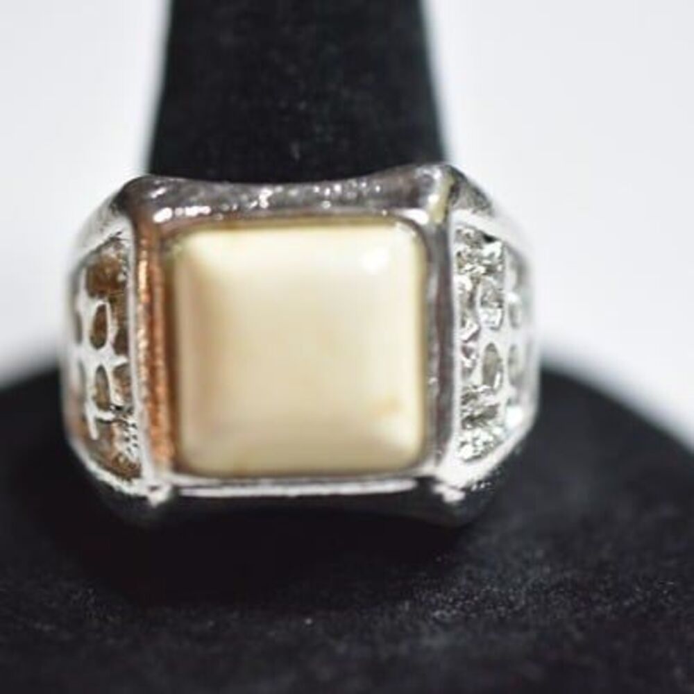 Western Cream Simulated Howlite Stone Engraved Silver Tone Band Multi Sizes Ring